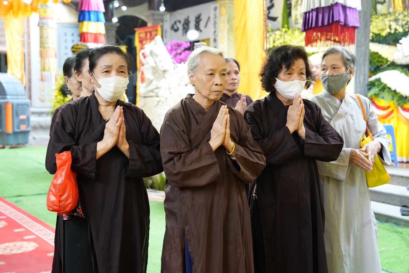 A group of people wearing masks Description automatically generated