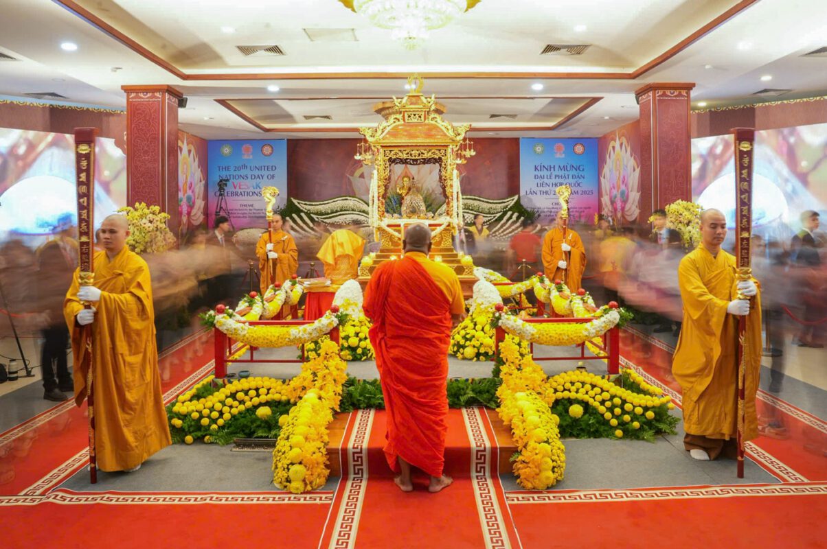 DÒNG NGƯỜI NỐI DÀI XUYÊN ĐÊM VÀO CHIÊM BÁI XÁ LỢI ĐỨC PHẬT TẠI CHÙA QUÁN SỨ