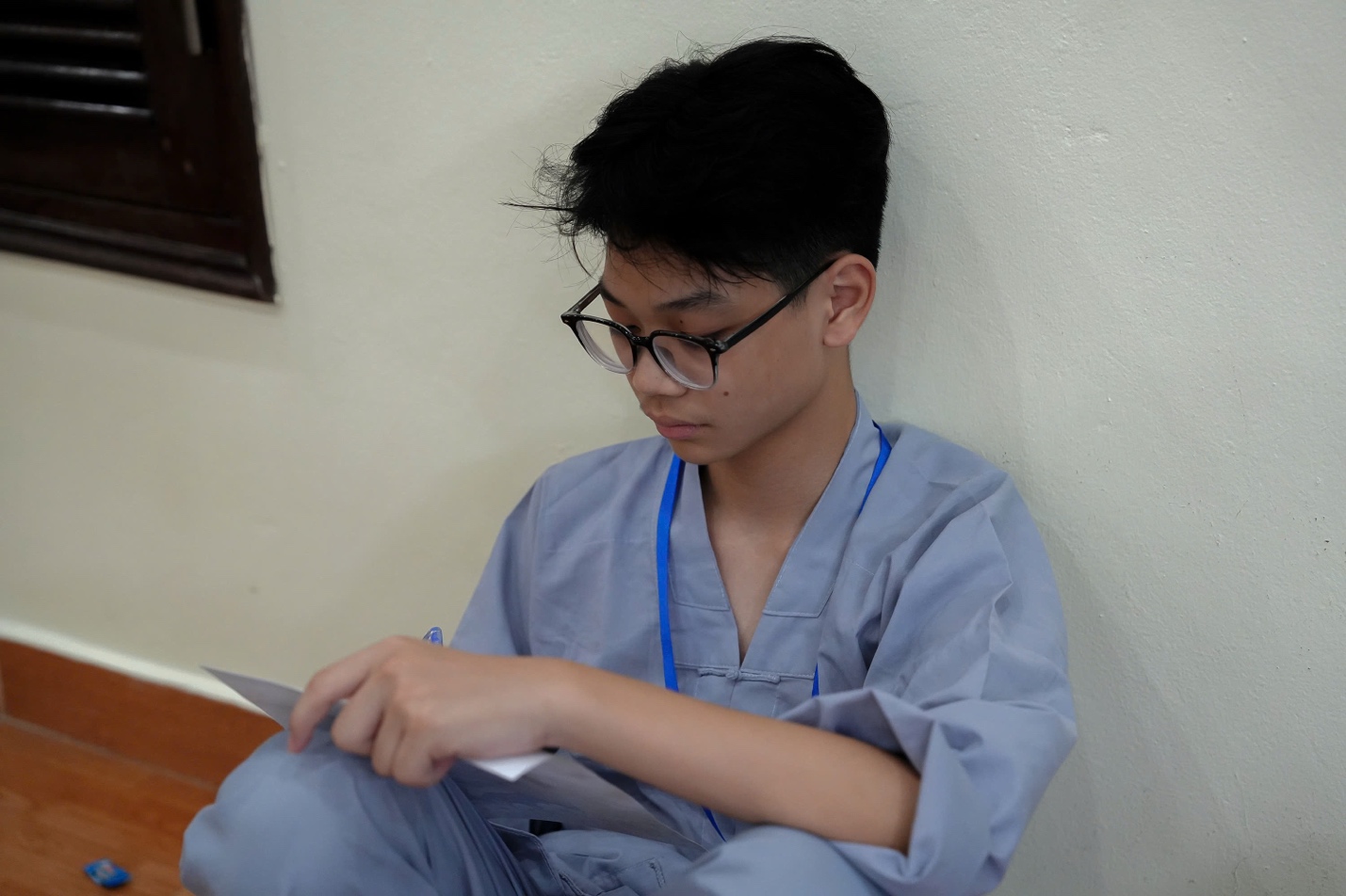 A child wearing glasses and a grey shirt

AI-generated content may be incorrect.
