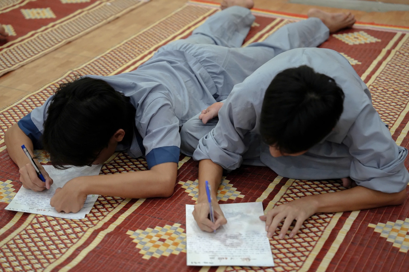 A couple of men writing on a piece of paper

AI-generated content may be incorrect.