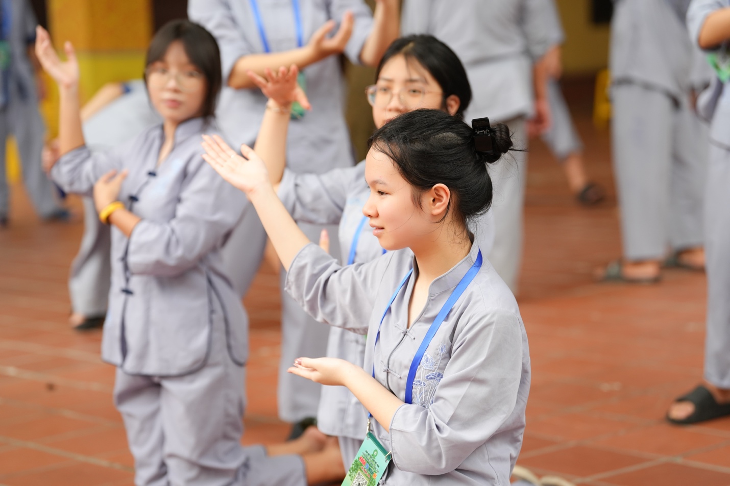 A group of people clapping AI-generated content may be incorrect.