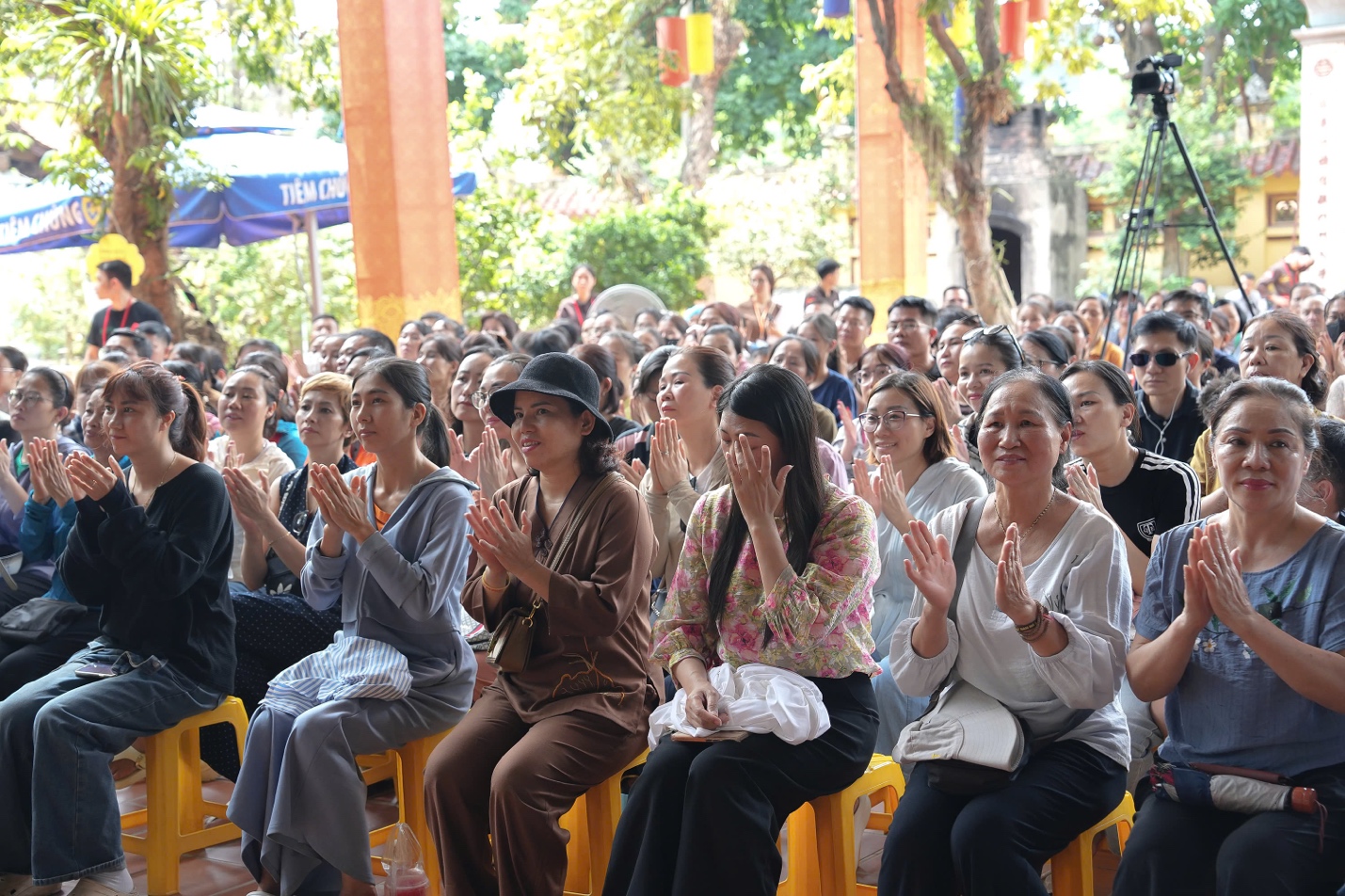 A group of people clapping AI-generated content may be incorrect.