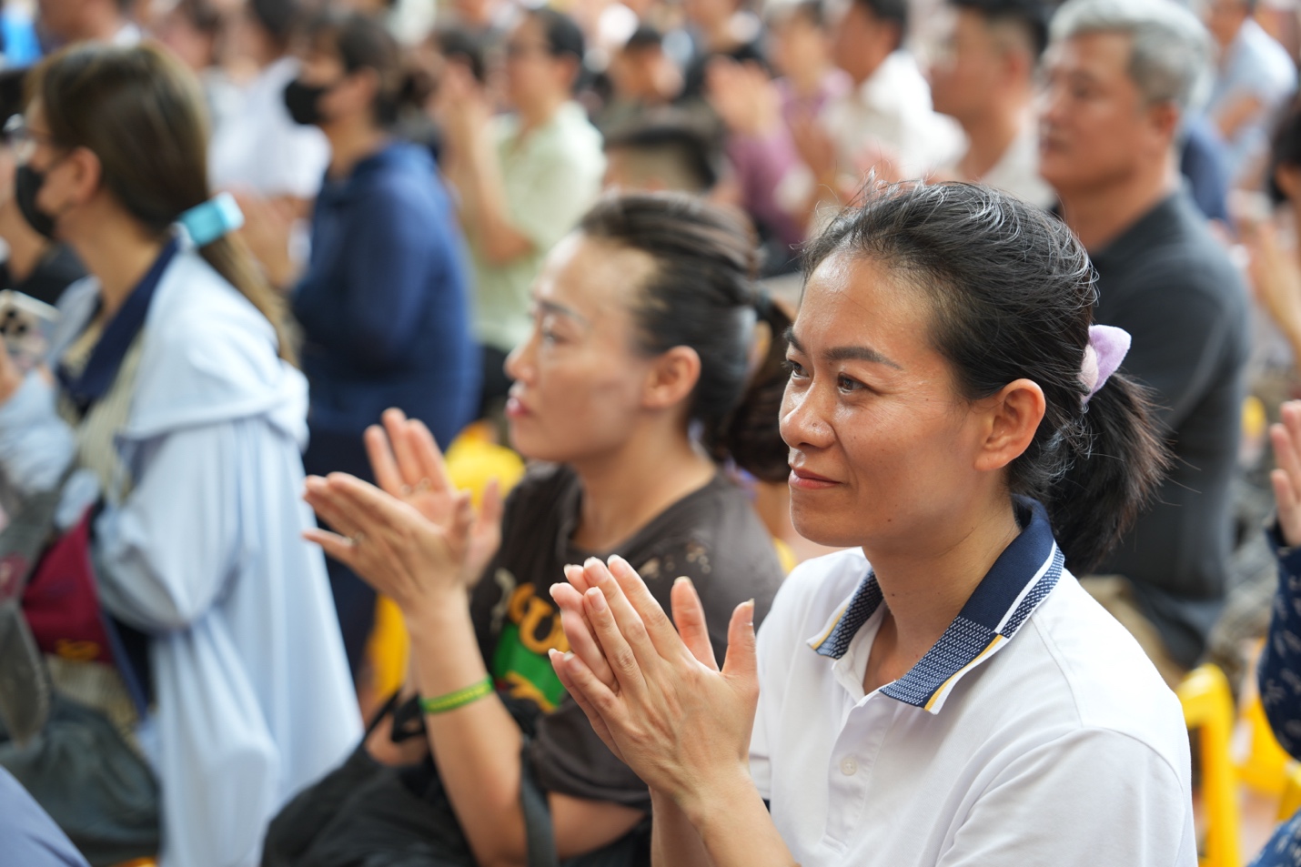 A group of people clapping AI-generated content may be incorrect.