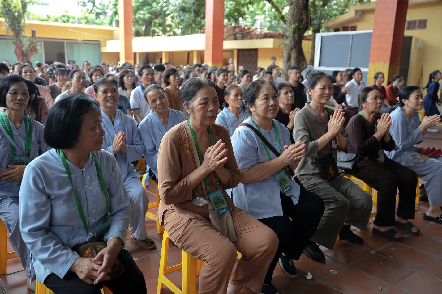 A group of people clapping AI-generated content may be incorrect.