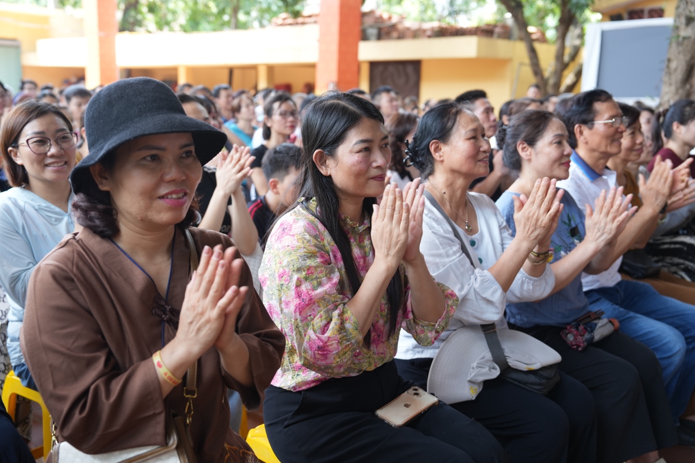 A group of people clapping AI-generated content may be incorrect.