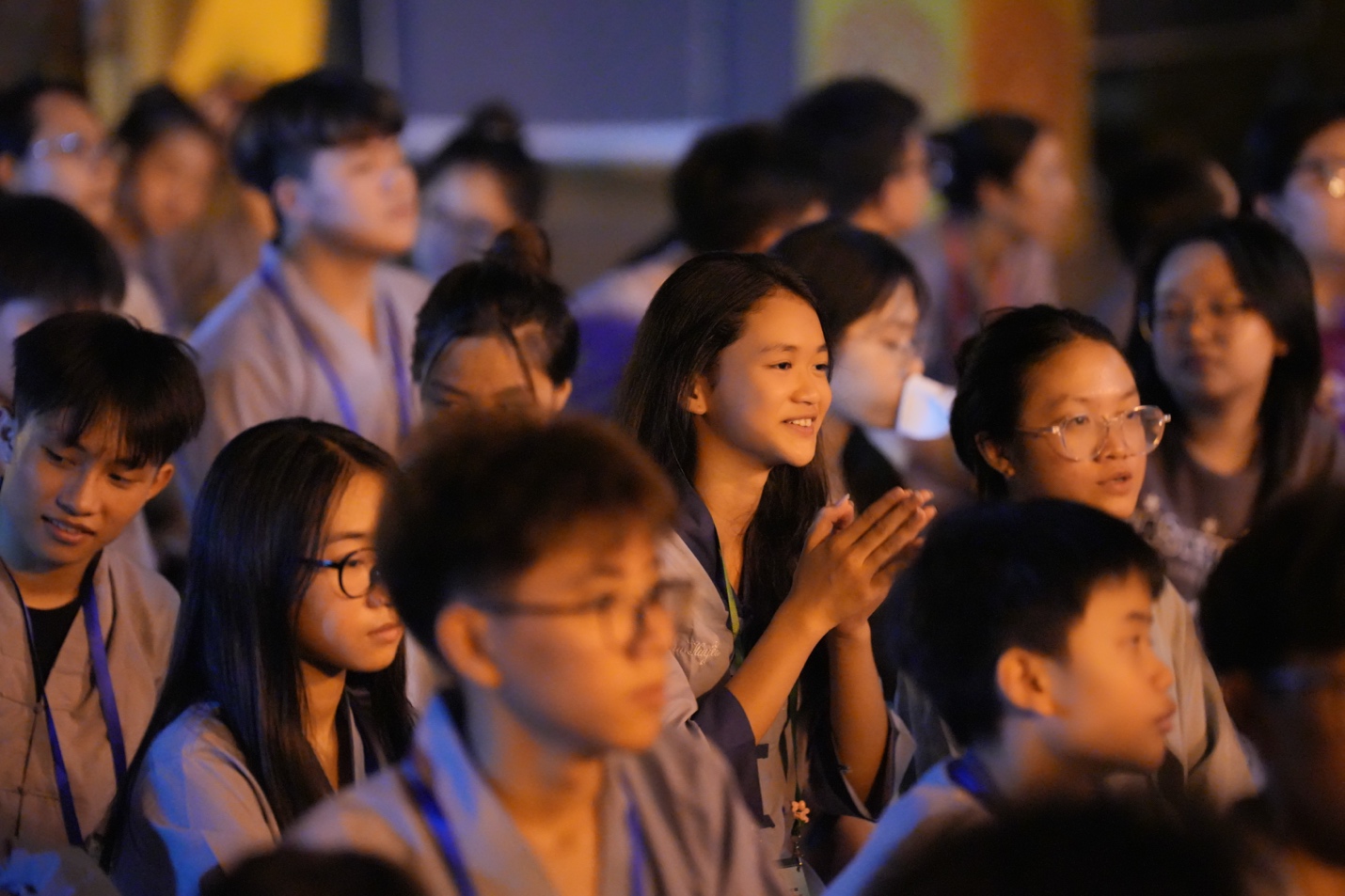 A group of people clapping AI-generated content may be incorrect.