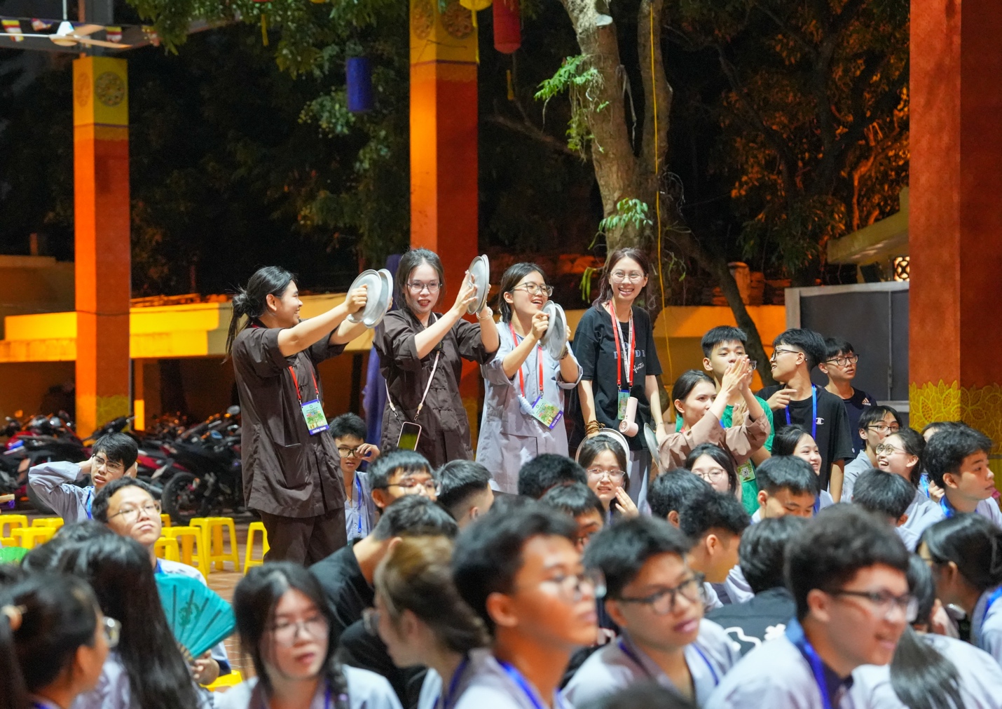 A group of people clapping AI-generated content may be incorrect.