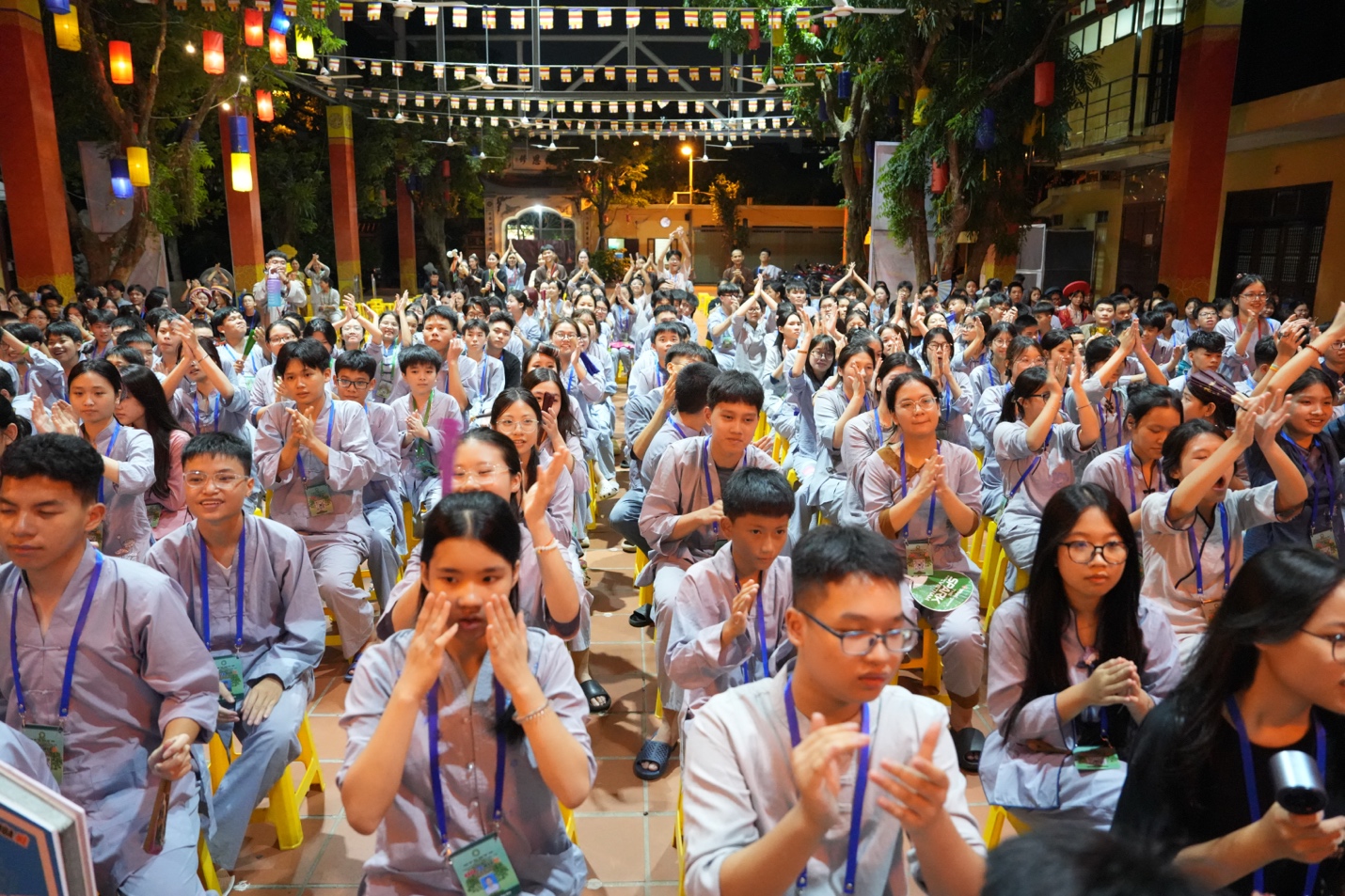 A group of people clapping AI-generated content may be incorrect.