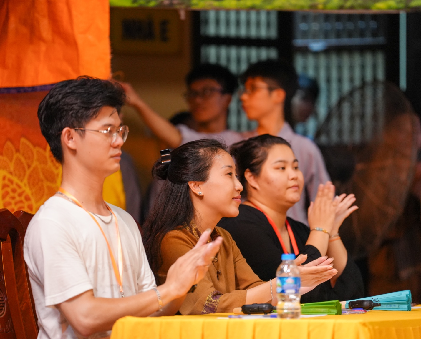 A group of people clapping AI-generated content may be incorrect.