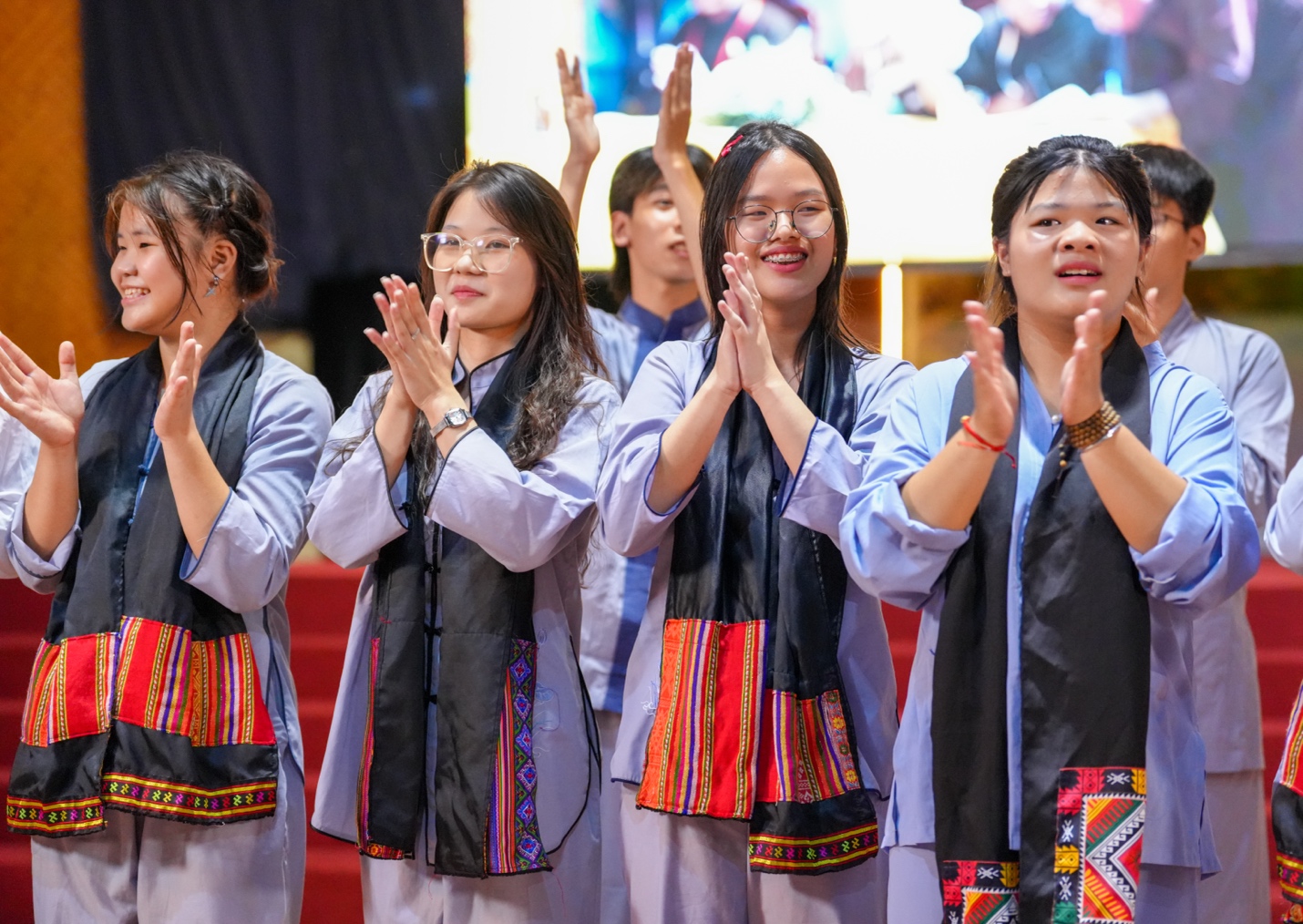 A group of people clapping AI-generated content may be incorrect.