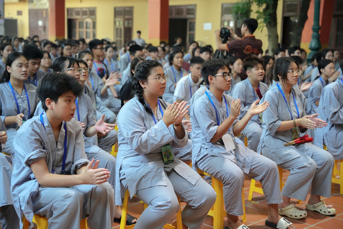 A group of people clapping AI-generated content may be incorrect.