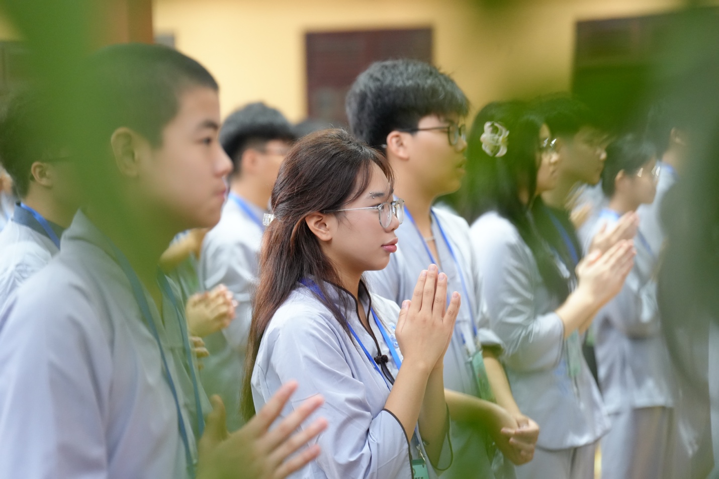 A group of people clapping AI-generated content may be incorrect.