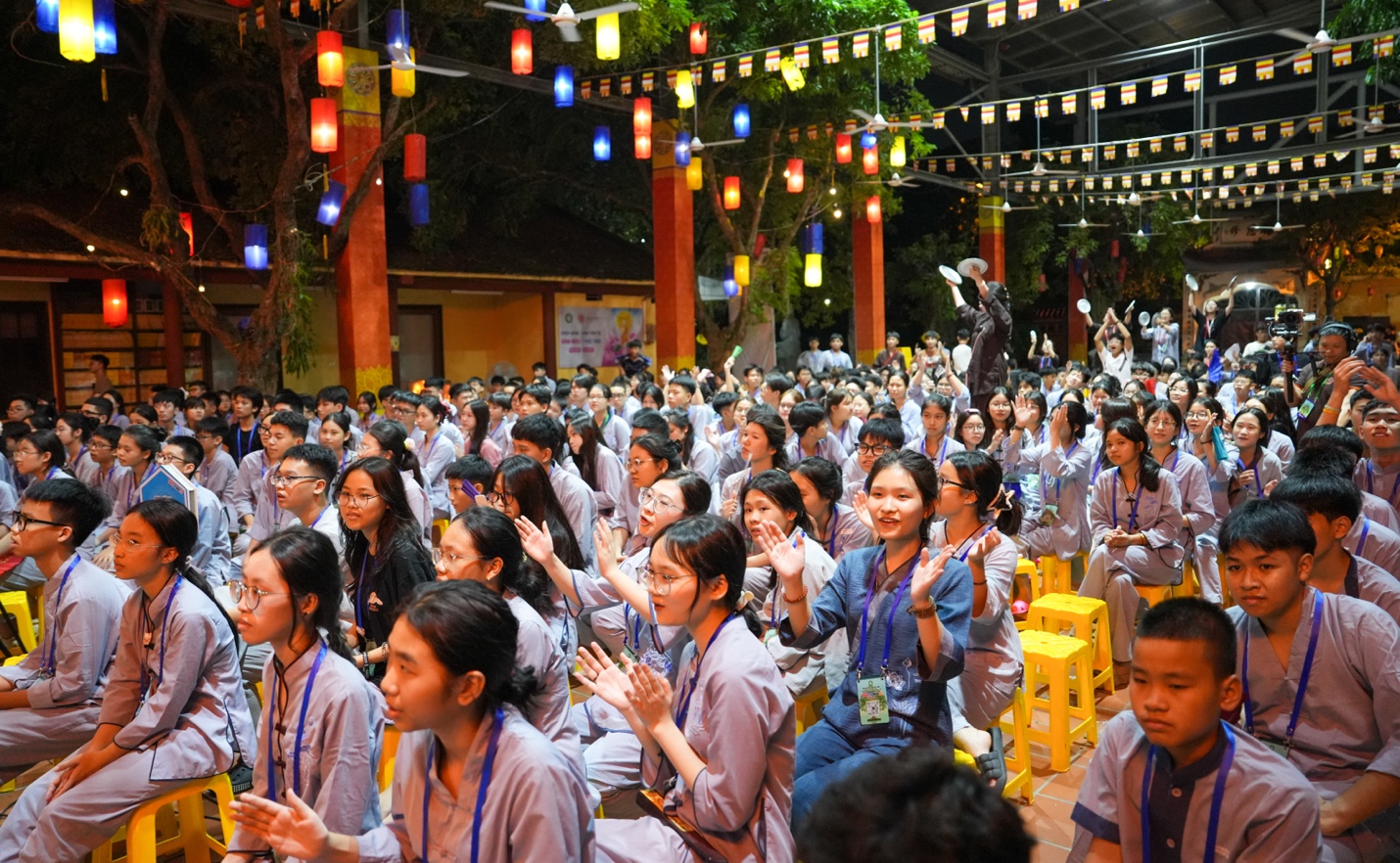 A group of people clapping at an event AI-generated content may be incorrect.