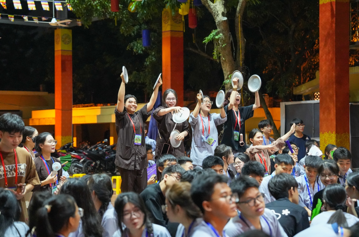 A group of people holding plates AI-generated content may be incorrect.