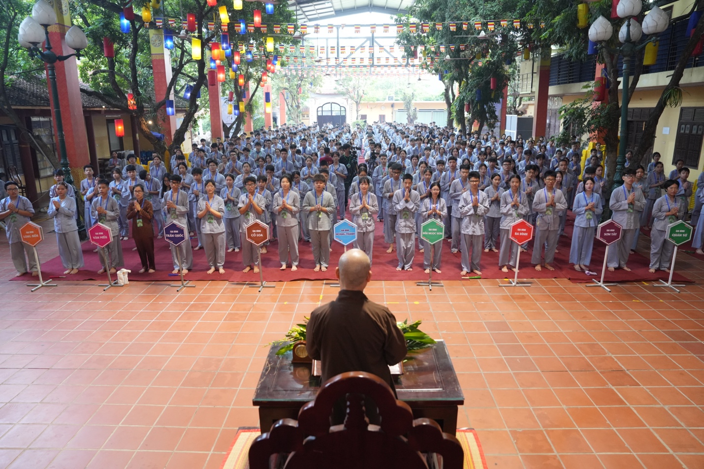 A group of people in a ceremony

AI-generated content may be incorrect.