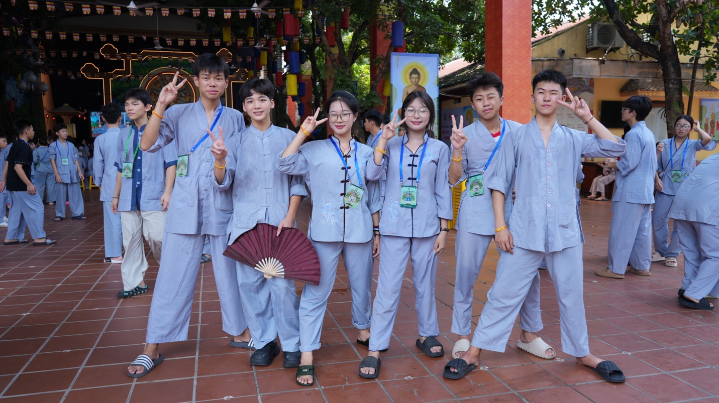 A group of people posing for a photo AI-generated content may be incorrect.