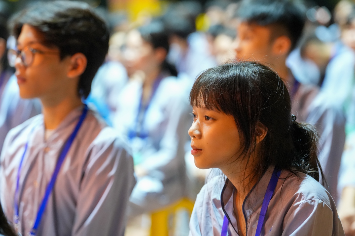 A group of people sitting in a room AI-generated content may be incorrect.