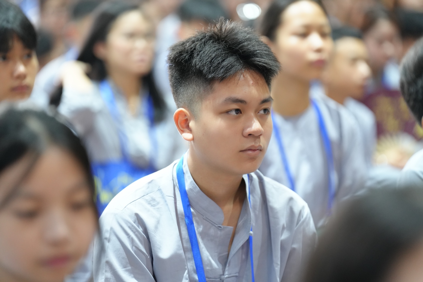 A group of people sitting in a room AI-generated content may be incorrect.
