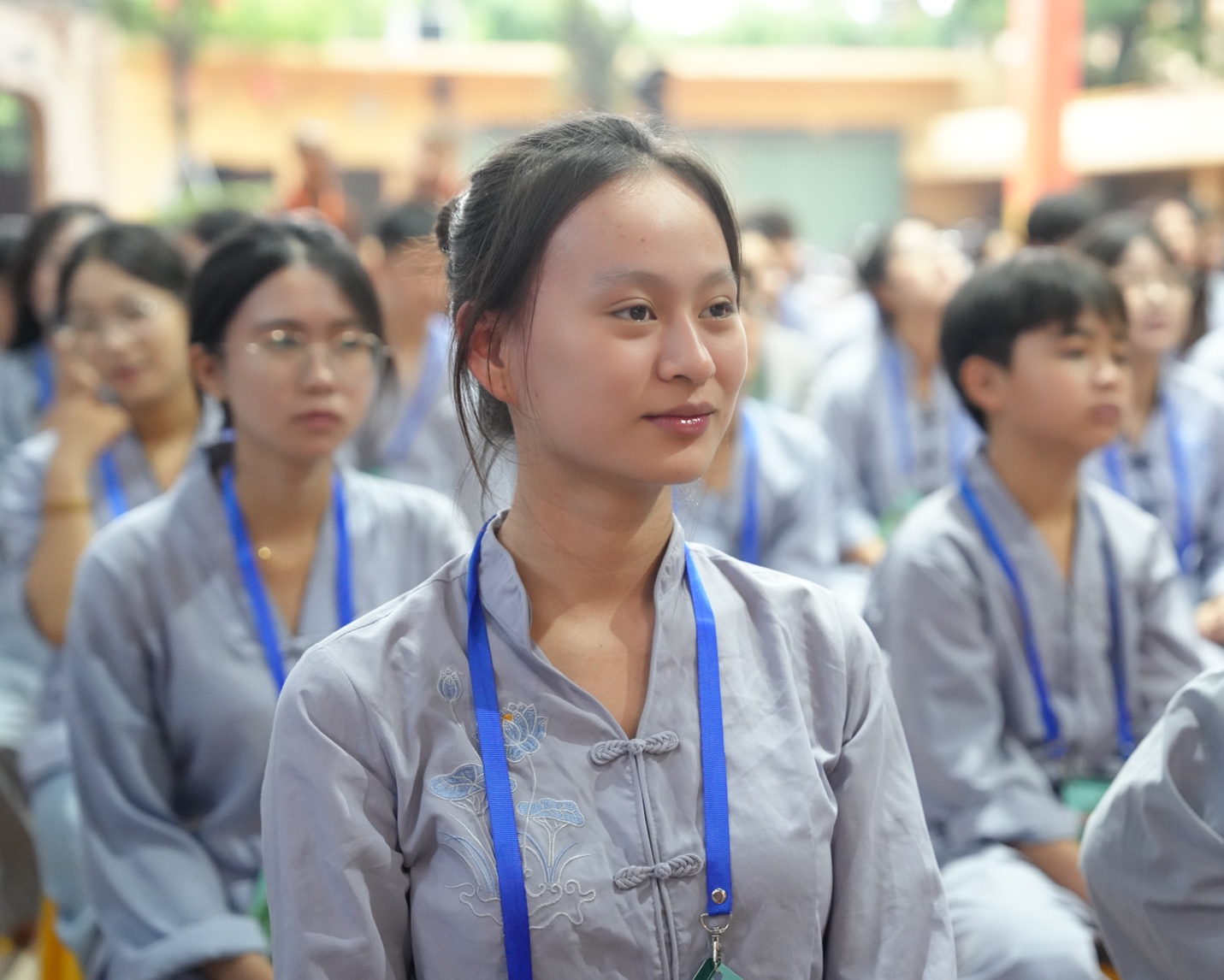A group of people sitting in a room AI-generated content may be incorrect.