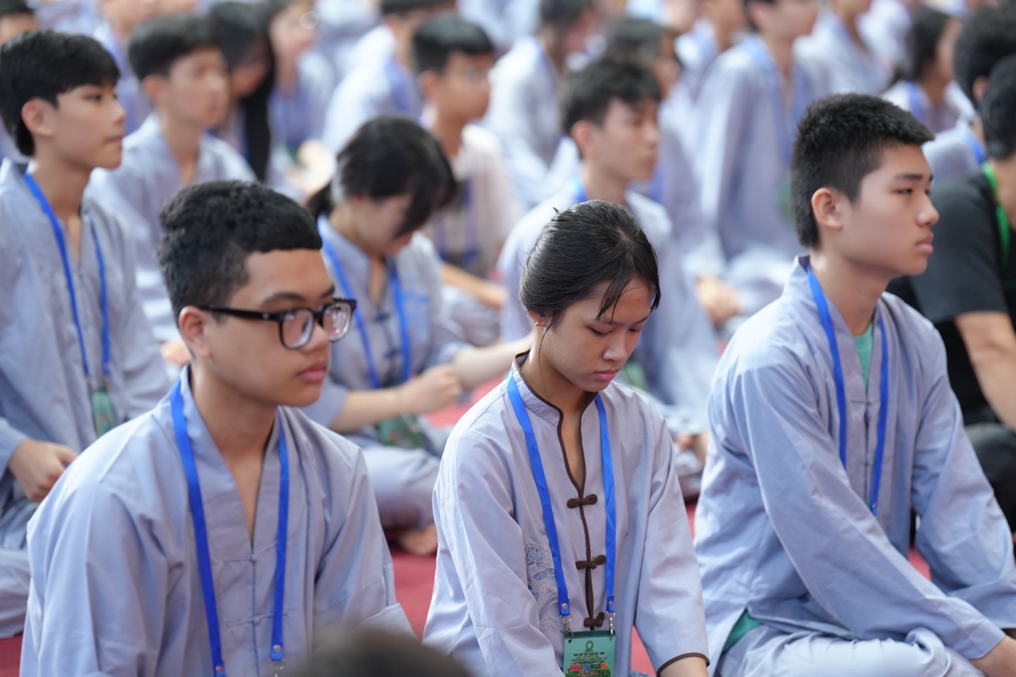 A group of people sitting in a room

AI-generated content may be incorrect.