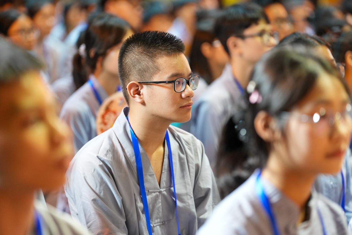 A group of people sitting in a room AI-generated content may be incorrect.
