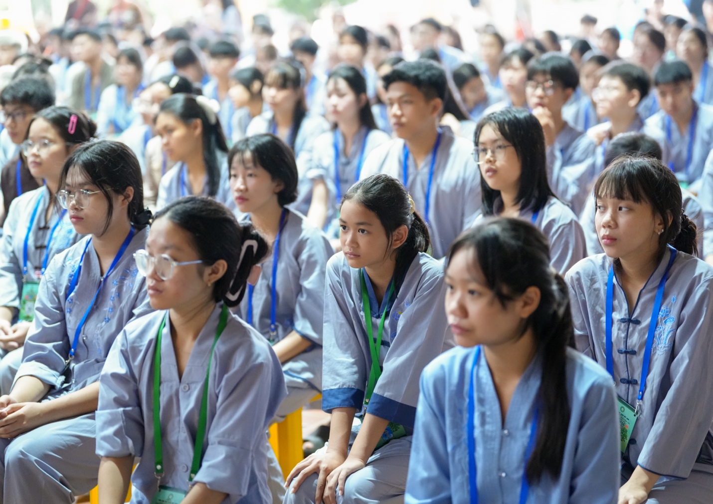 A group of people sitting in a room AI-generated content may be incorrect.