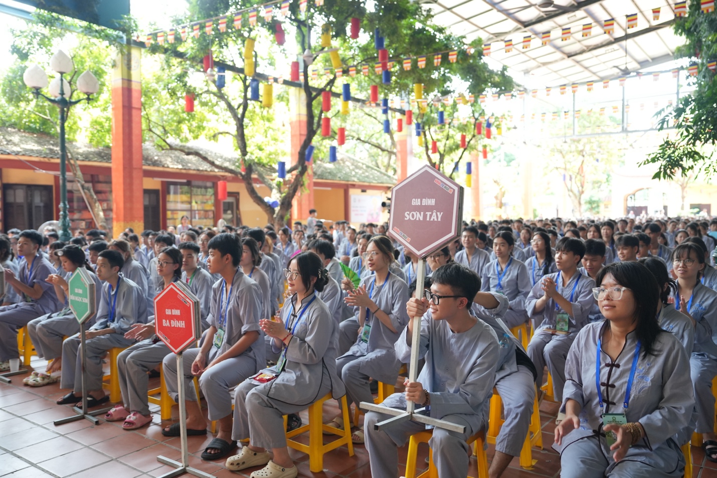 A group of people sitting in chairs AI-generated content may be incorrect.