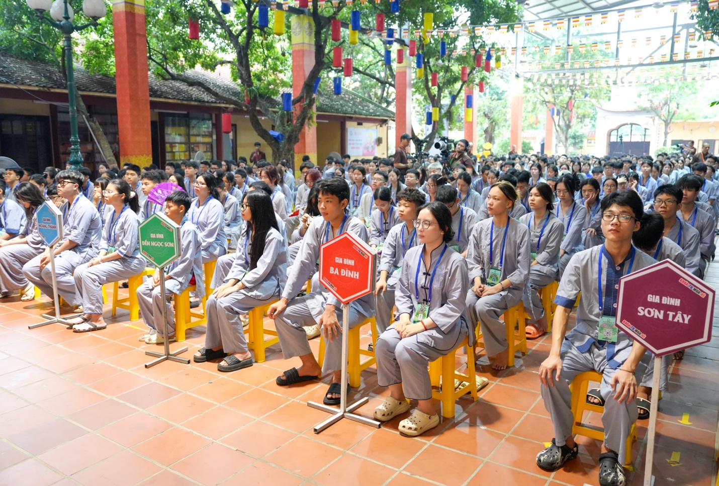 A group of people sitting in chairs AI-generated content may be incorrect.