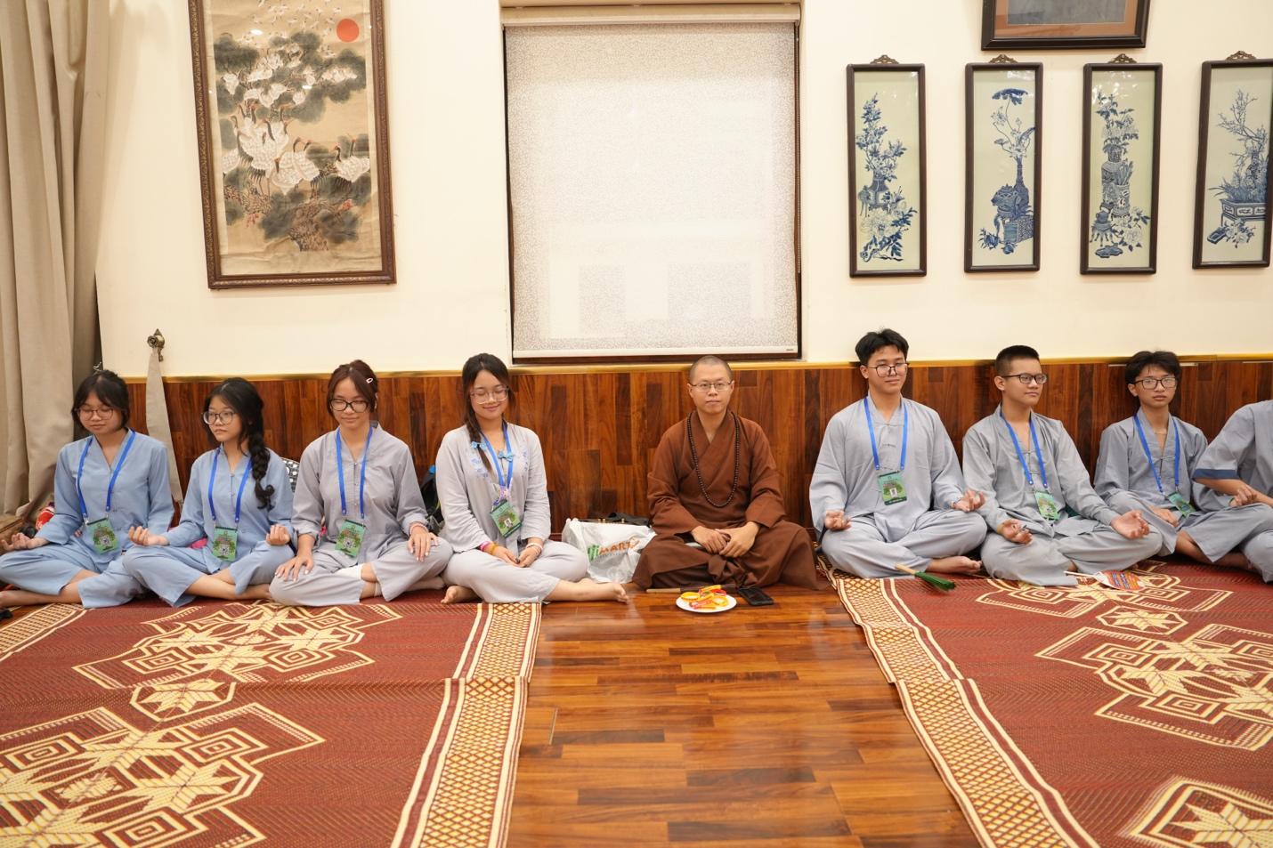 A group of people sitting on a wooden floor

AI-generated content may be incorrect.
