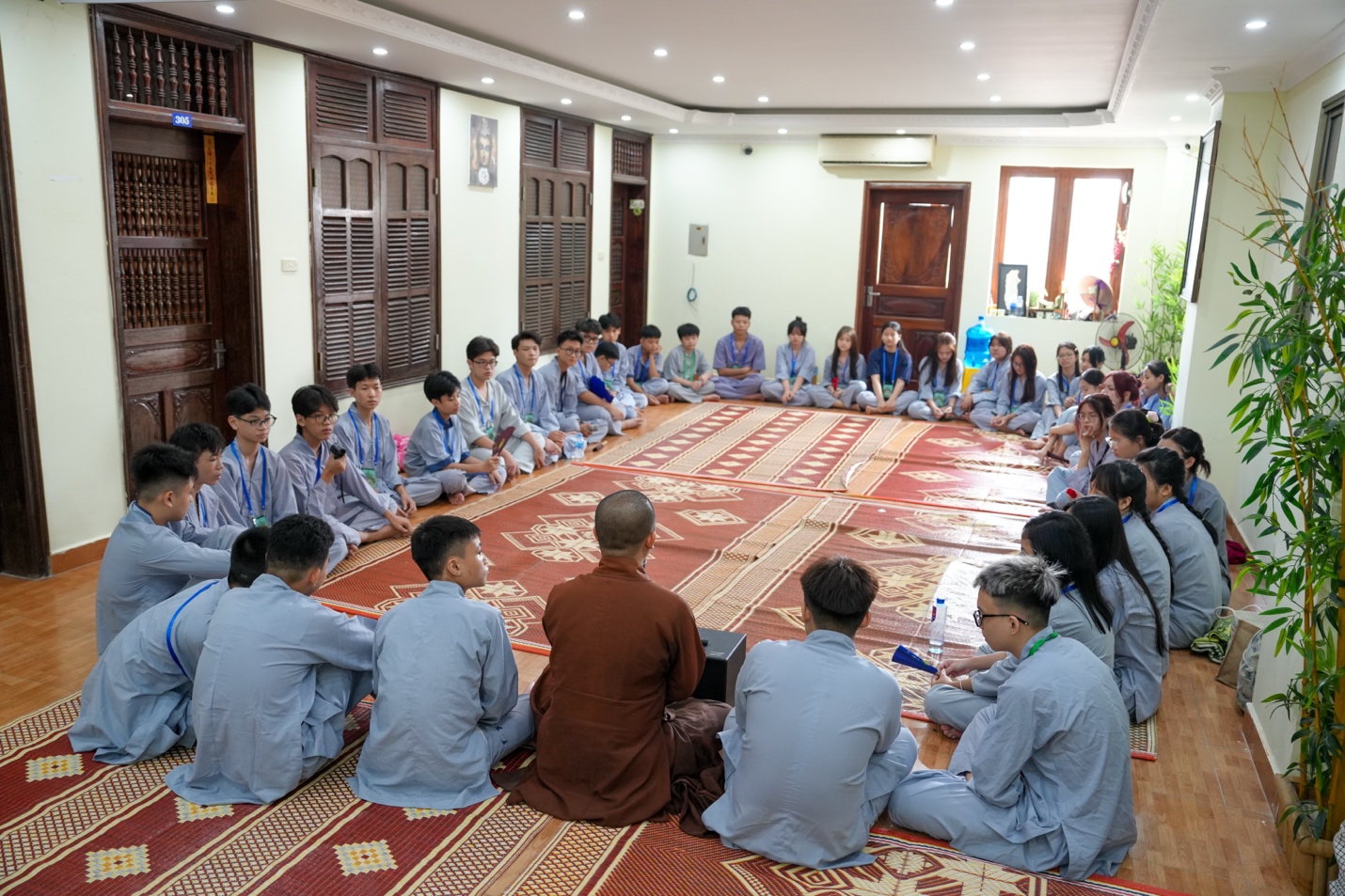 A group of people sitting on the floor

AI-generated content may be incorrect.
