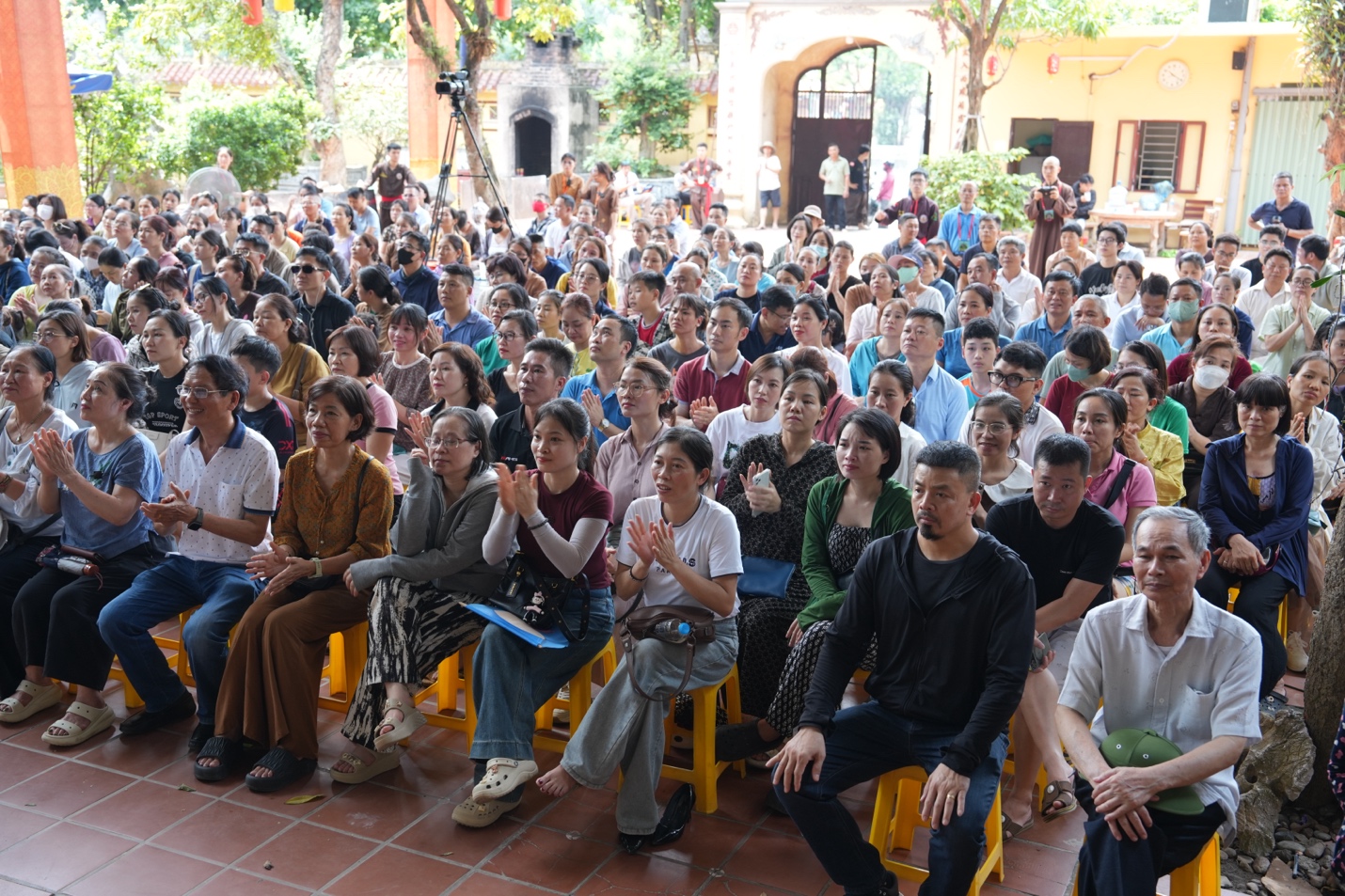 A large group of people sitting in chairs AI-generated content may be incorrect.