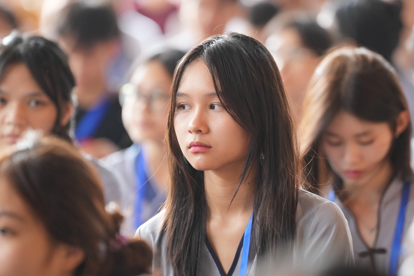 A person looking at a group of people AI-generated content may be incorrect.