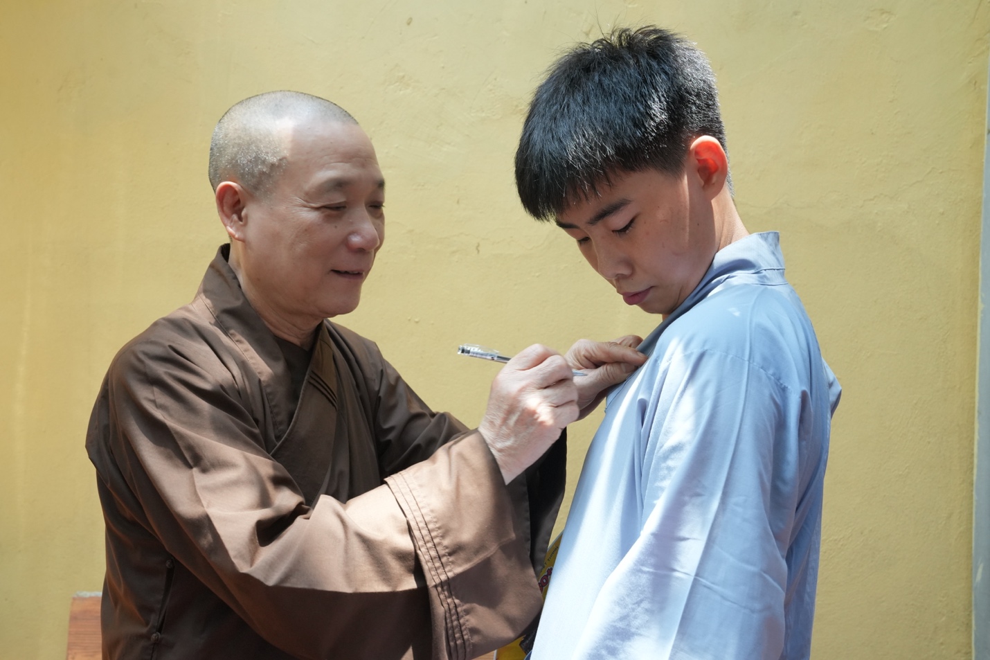 A person measuring a person's chest AI-generated content may be incorrect.