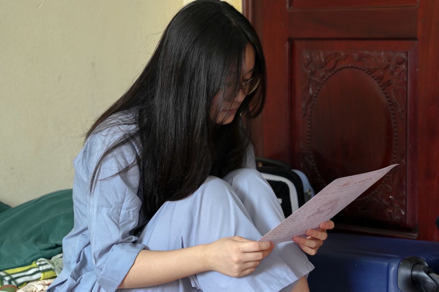 A person sitting on the floor reading a piece of paper

AI-generated content may be incorrect.