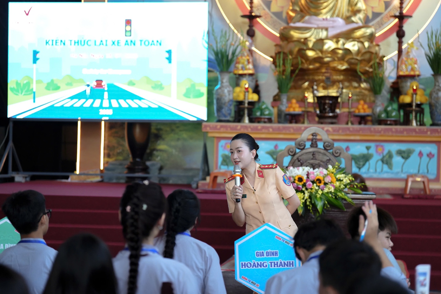 A person speaking into a microphone

AI-generated content may be incorrect.