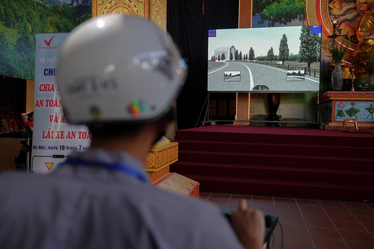 A person wearing a helmet and holding a video game

AI-generated content may be incorrect.