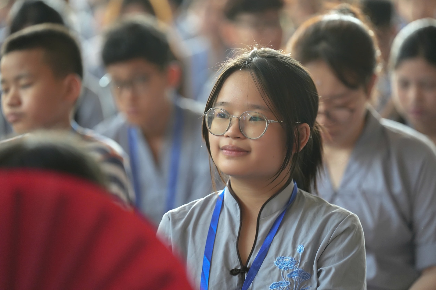 A person wearing glasses and a grey shirt

AI-generated content may be incorrect.