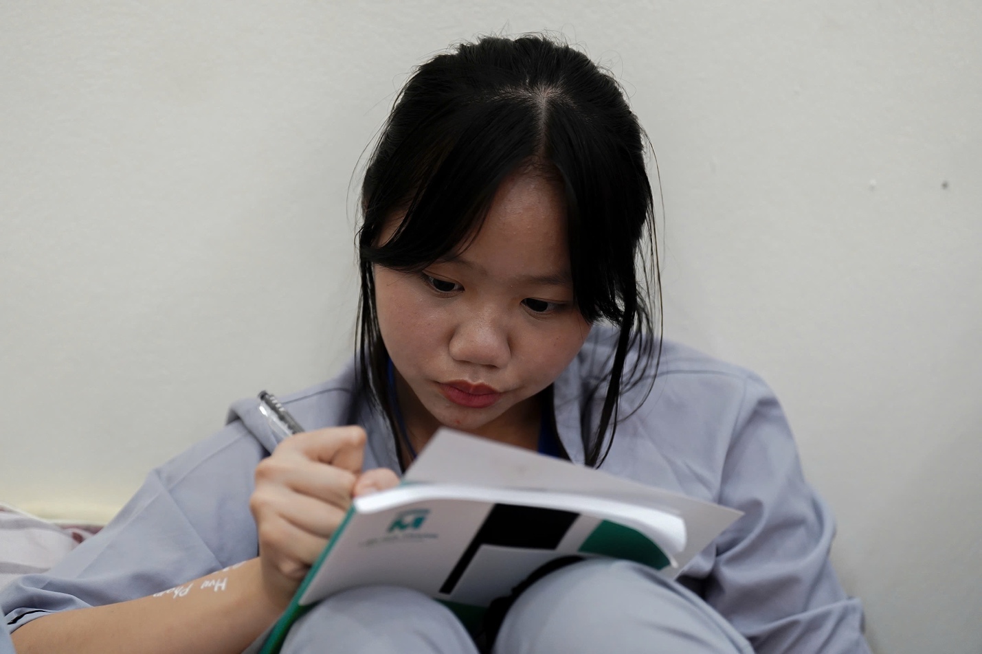 A person writing on a book

AI-generated content may be incorrect.