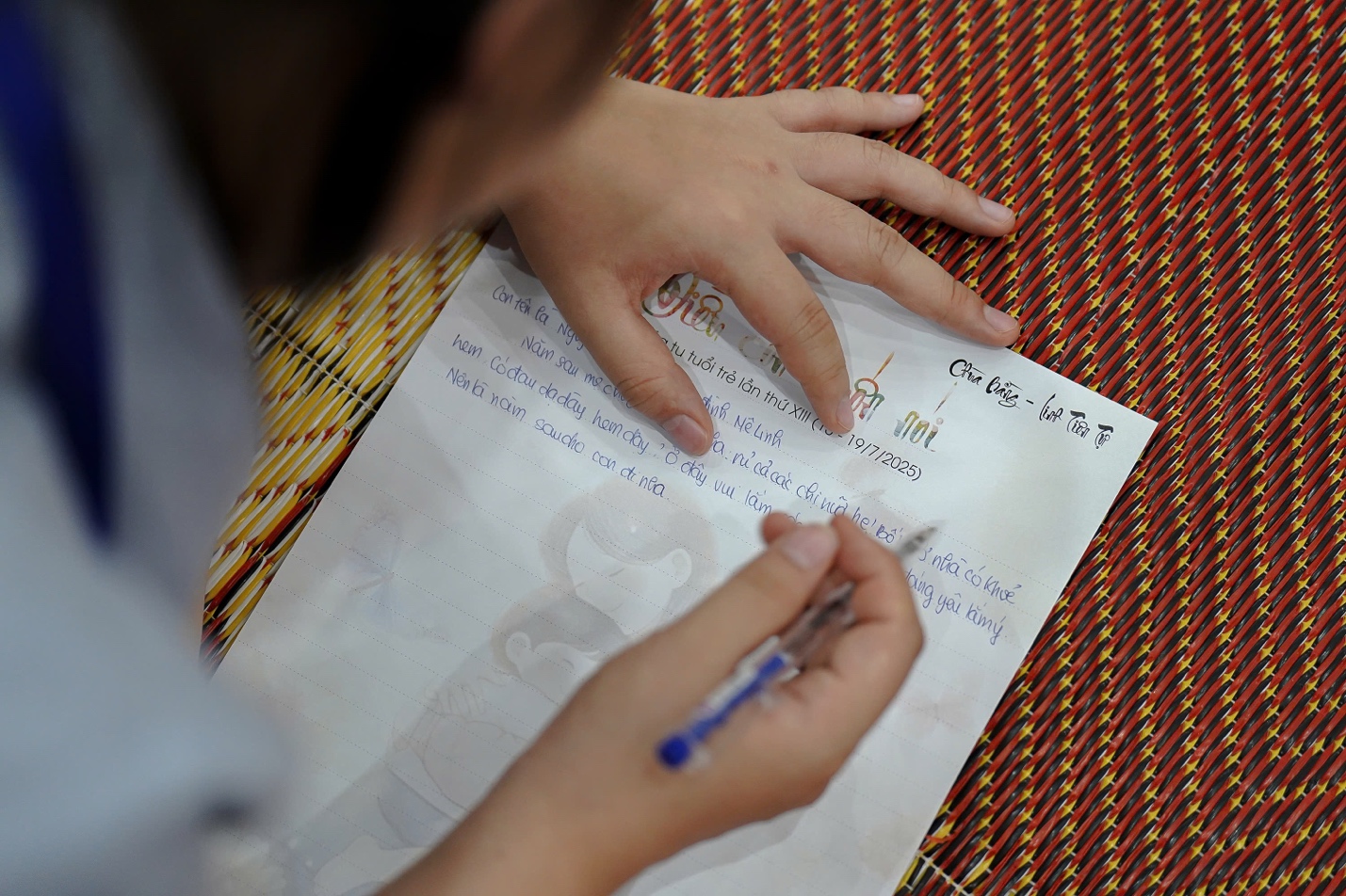 A person writing on a piece of paper

AI-generated content may be incorrect.