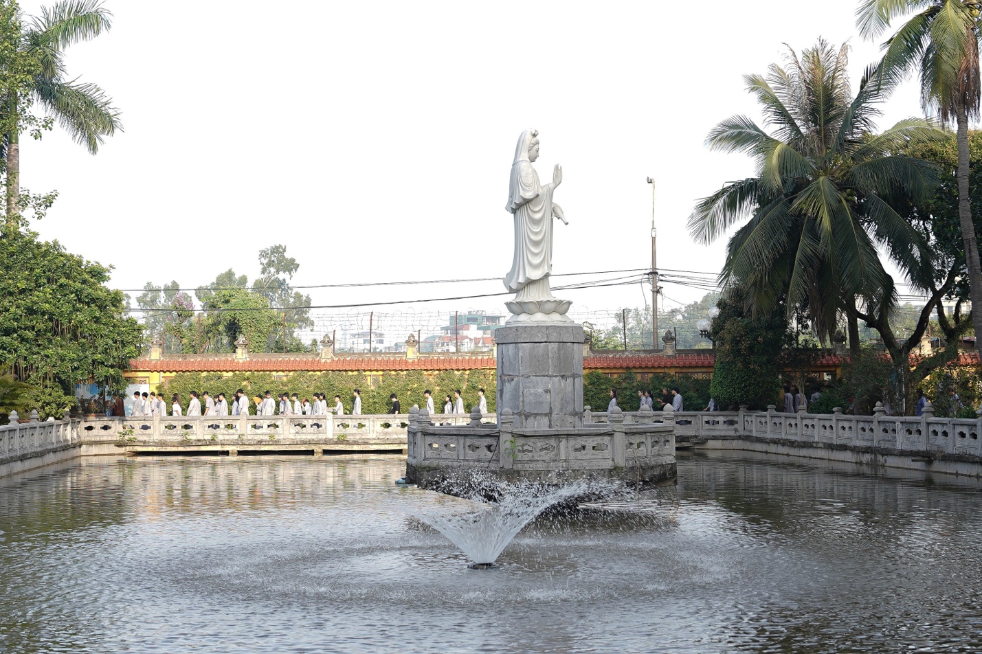 A statue in a pond

AI-generated content may be incorrect.