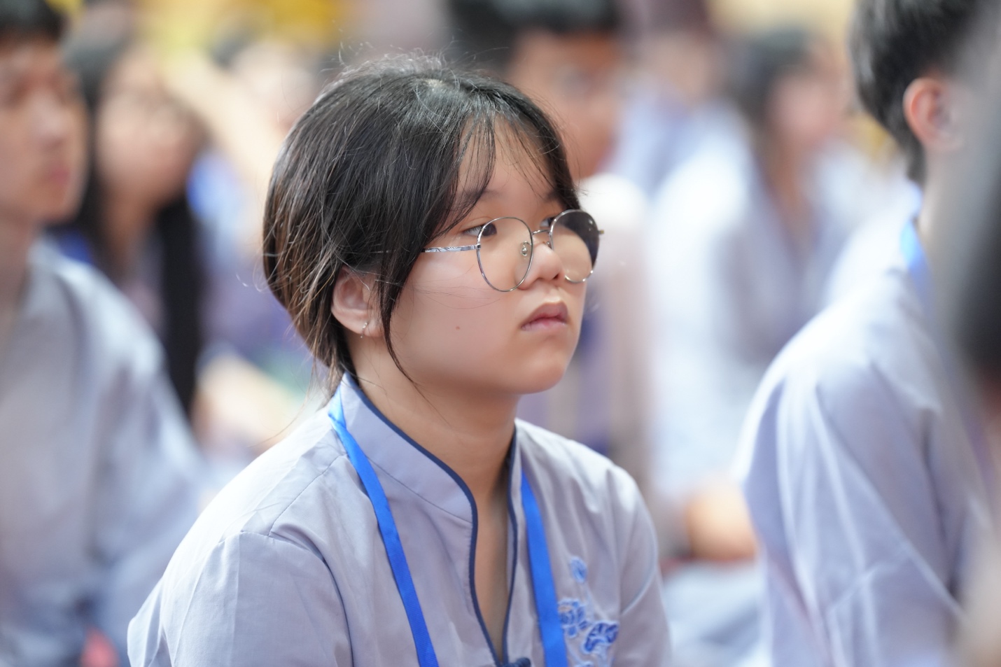 A young person wearing glasses

AI-generated content may be incorrect.