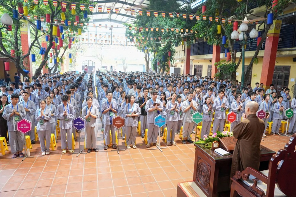 Gần 500 khóa sinh học hạnh “Bao Dung” trong ngày tu tập thứ hai của khóa tu mùa hè tại chùa Bằng