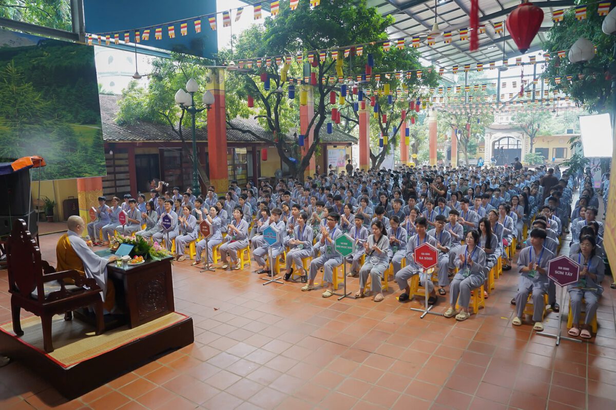 An yên học hạnh “Trung thực” trong ngày tu thứ 3 của Khoá tu Tuổi trẻ tại chùa Bằng