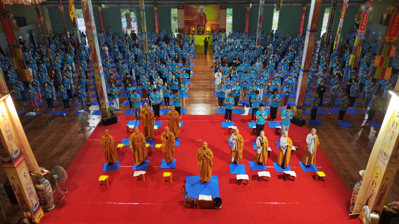 Xúc động Lễ tri ân các Anh hùng liệt sĩ trong khóa tu sinh viên tại chùa Tản Viên