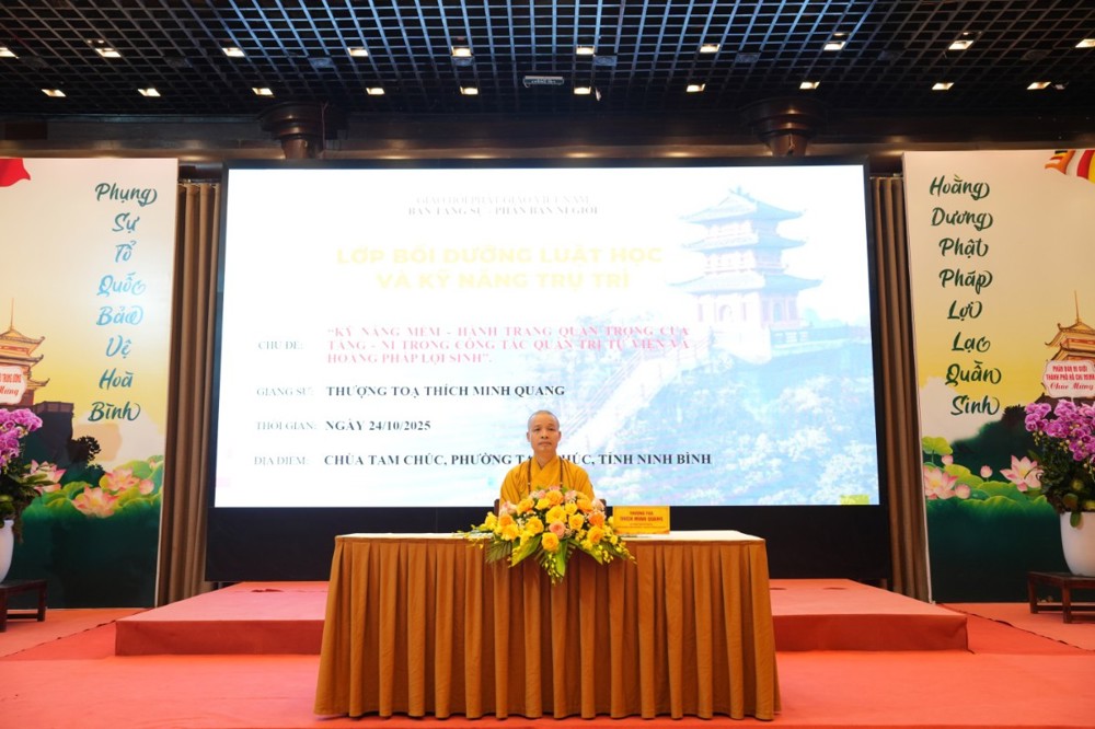 Ninh Bình: Thượng tọa Thích Minh Quang chia sẻ trong ngày đầu tiên của Khóa Bồi dưỡng Luật học và Kỹ năng Trụ trì dành cho Ni giới