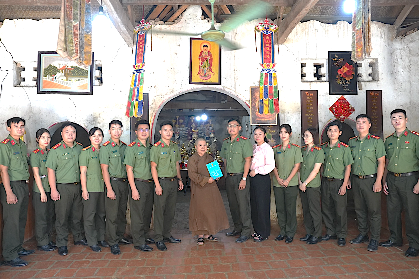Đoàn công tác Phòng An ninh nội địa – CATP Hà Nội hỗ trợ chùa An Lạc khắc phục hậu quả bão lụt