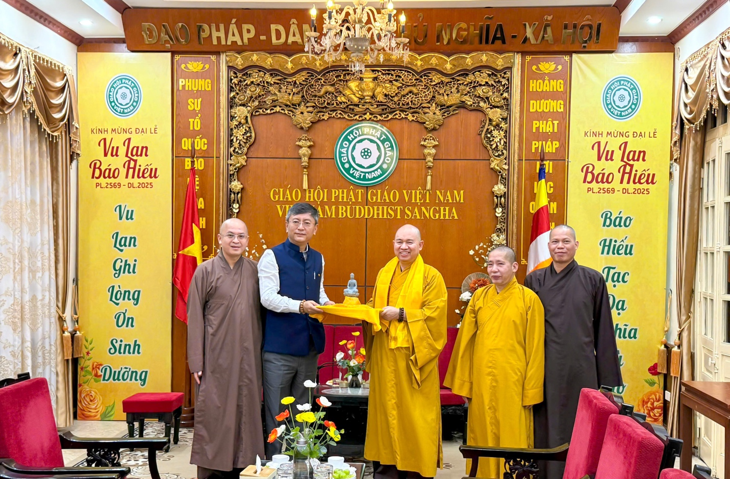 A group of men in robes
AI-generated content may be incorrect.