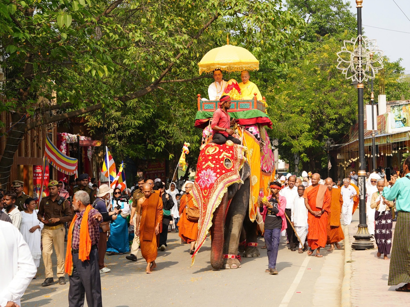 Theo dấu chân Phật