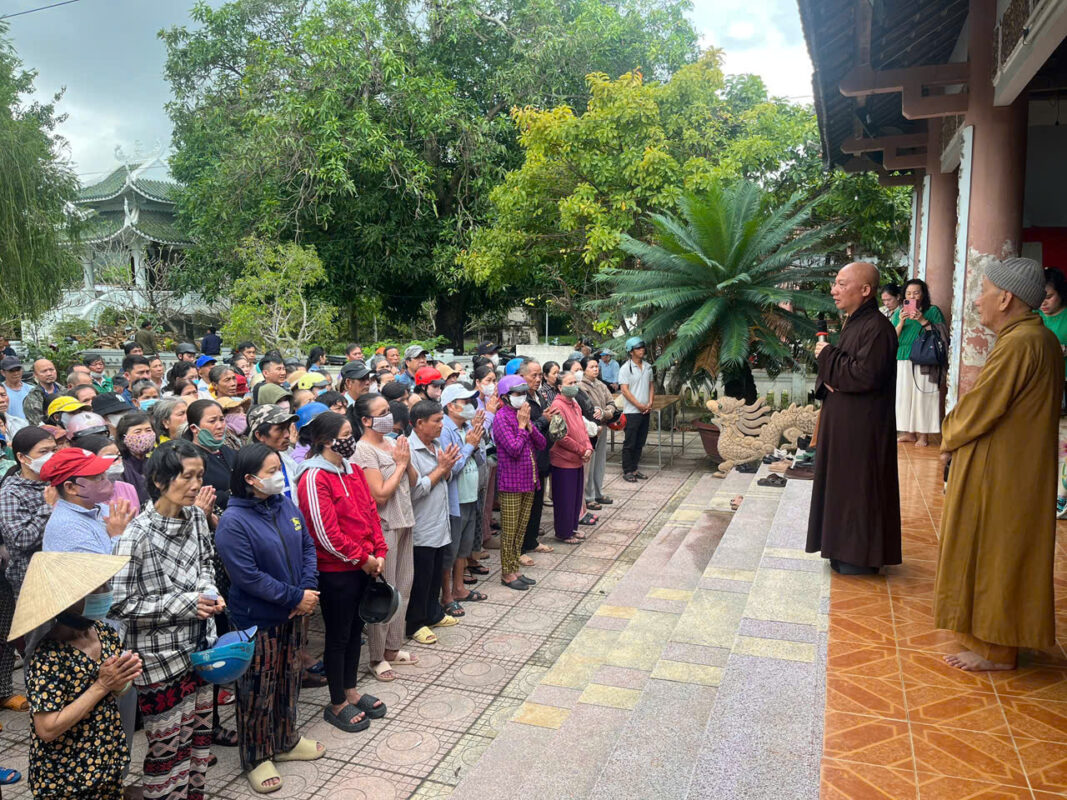 CHƯ TÔN ĐỨC CHÙA VẠN PHÚC HỖ TRỢ ĐỒNG BÀO VÙNG LŨ TẠI ĐẮK LẮK VÀ KHÁNH HÒA