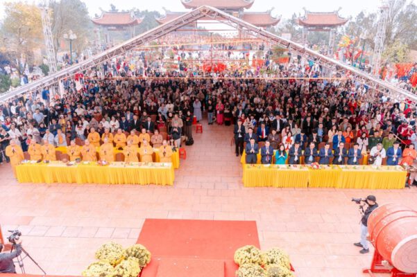 Nghệ An: Hàng nghìn người dân dự Lễ khai bút đầu Xuân Bính Ngọ 2026 tại chùa Đại Tuệ